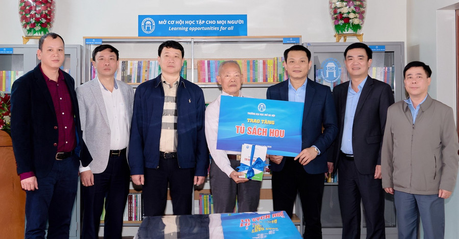 Trường Đại học Mở Hà Nội trao tặng “Tủ sách HOU”.