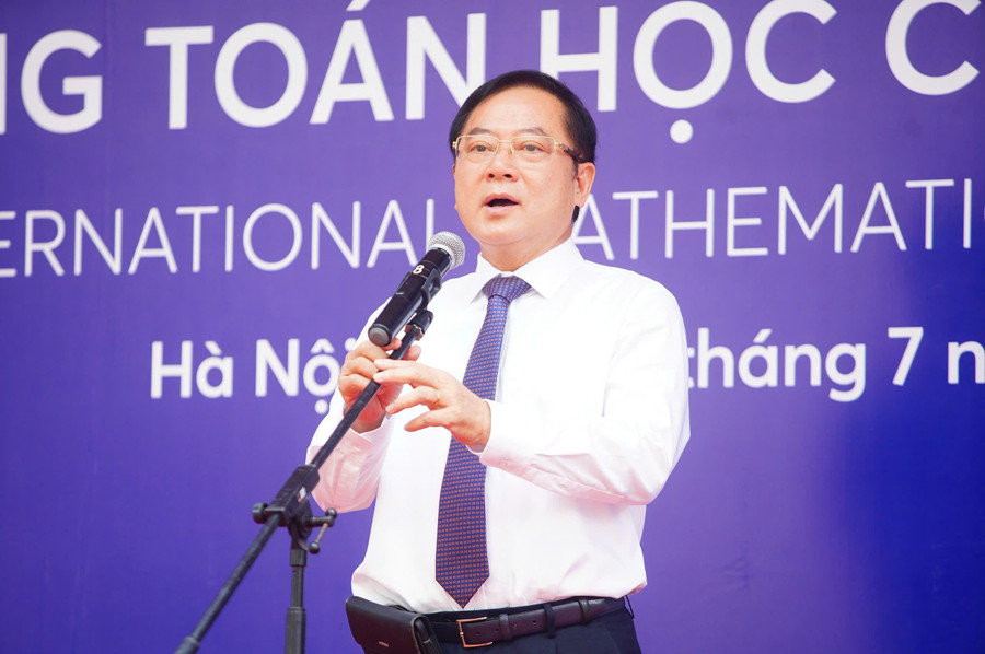 Nhà báo Lê Xuân Sơn -nguyên Tổng biên tập Báo Tiền Phong, Phó Chủ tịch HĐQT Công ty CP Tiền Phong, Trưởng Ban tổ chức phát biểu. aimo6.jpg