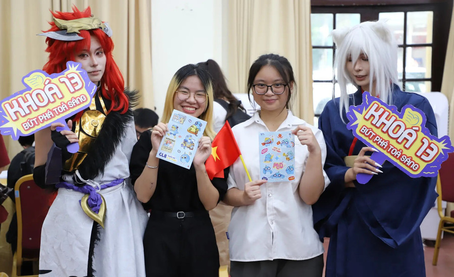 Tân sinh viên hào hứng với buổi nhập học trực tiếp.