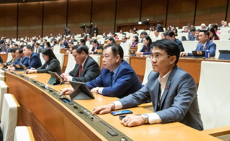 Các đại biểu bấm nút biểu quyết thông qua Nghị quyết về chủ trương và các cơ chế chính sách đặc thù để xây dựng các nhà máy điện hạt nhân tại Ninh Thuận.