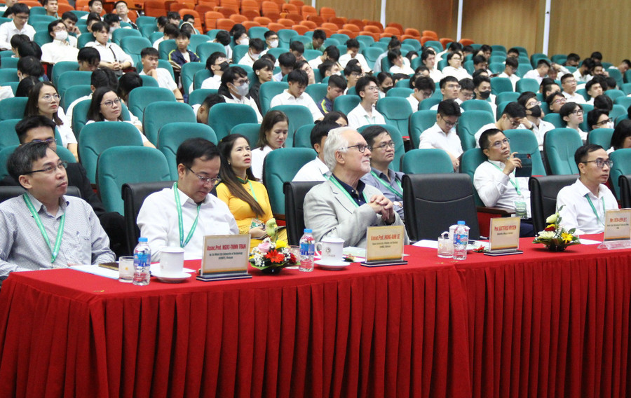 Các chuyên gia trong nước và quốc tế tham dự hội thảo. img-1590.jpg