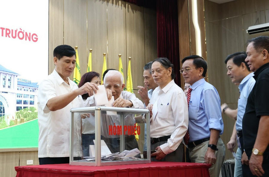 Docentes e funcionários participam da votação na conferência de delegados para indicar candidatos ao Conselho Universitário. hubt-6.jpg