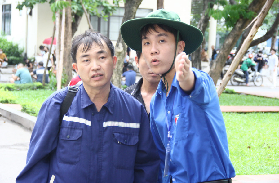 Sinh viên tình nguyện hỗ trợ nhiệt tình phụ huynh. img-9953.jpg