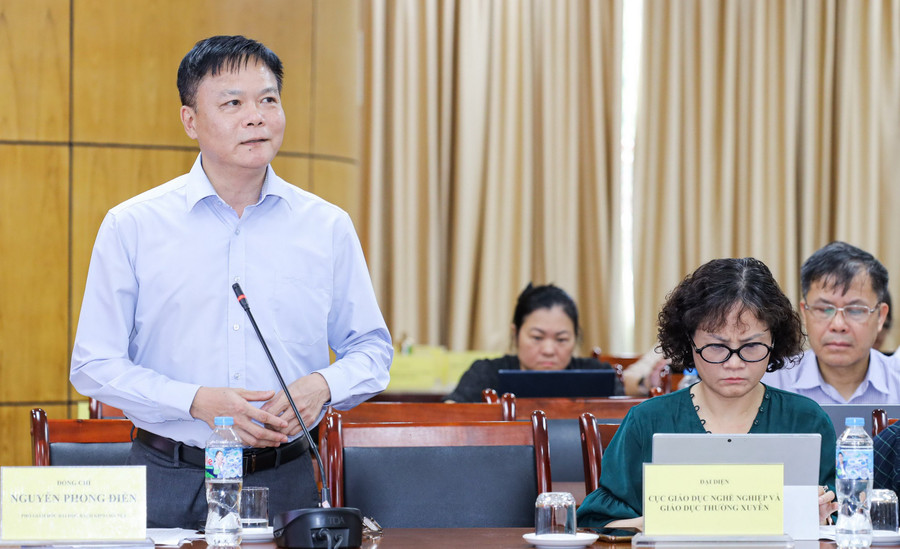 PGS.TS Nguyễn Phong Điền góp ý tại tọa đàm. giaoducdaihoc-4.jpg