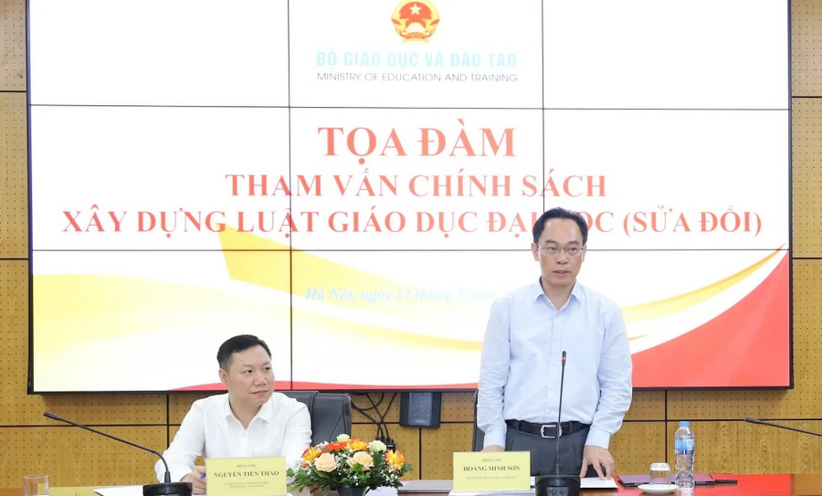 Thứ trưởng Bộ GD&ĐT Hoàng Minh Sơn chủ trì tọa đàm.