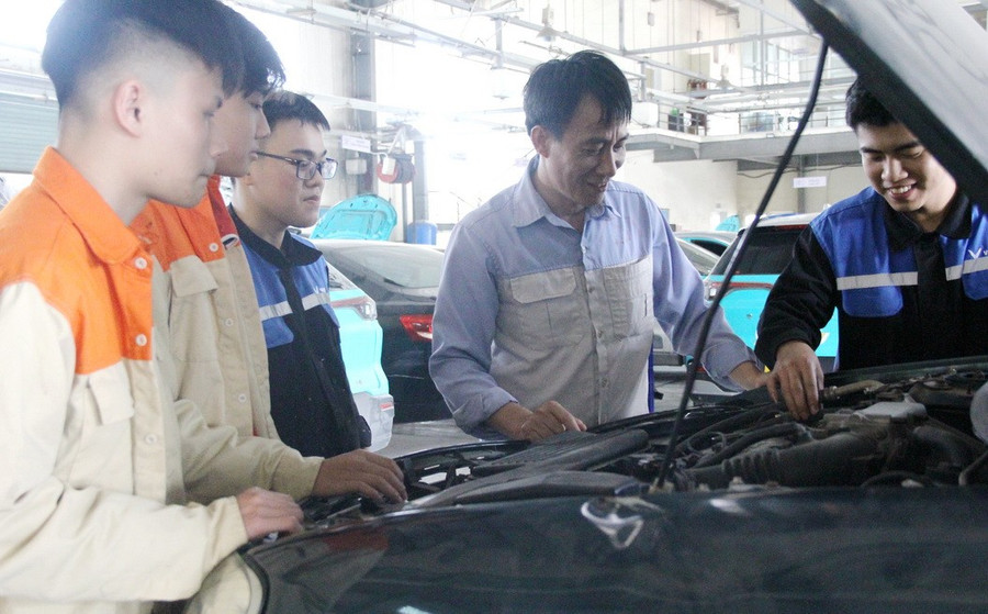 Sinh viên Trường Cao đẳng nghề Kỹ thuật Công nghệ thực hành trên ô tô. 