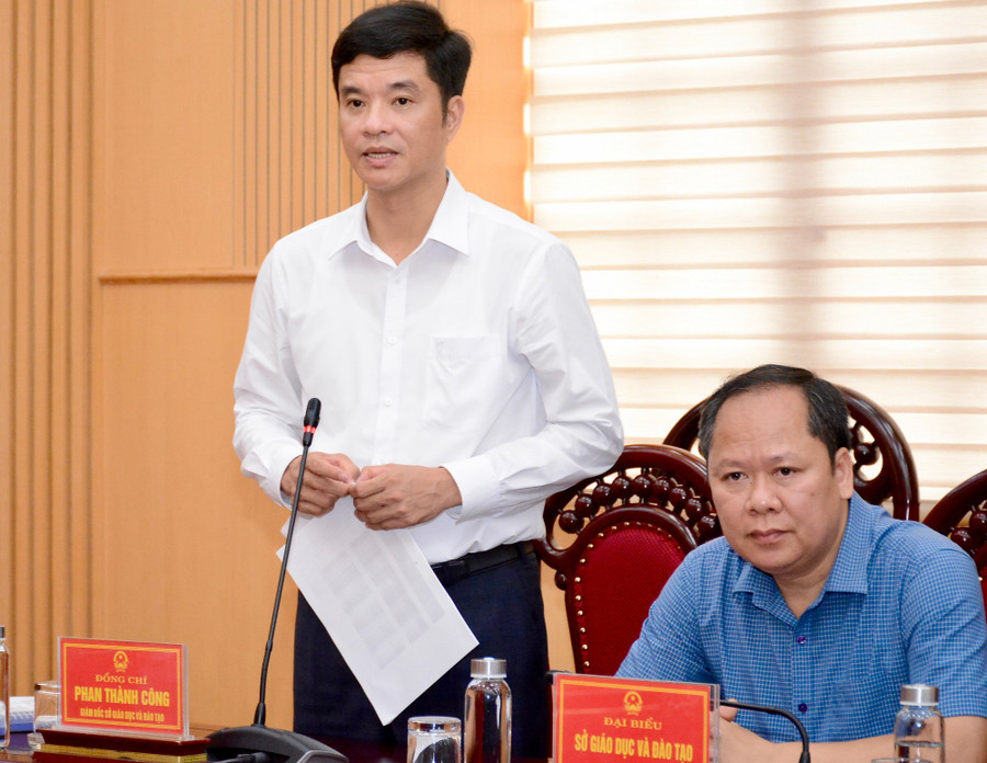 Ông Phan Thành Công - Giám đốc Sở GD&ĐT Ninh Bình báo cáo tại buổi làm việc. dsc-8296.jpg