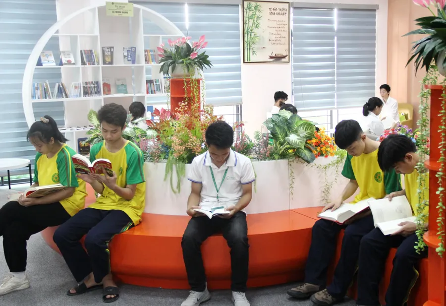 Không gian thân thiện của Phòng đọc Phượng Vỹ đã thu hút đông đảo sinh viên đến đọc sách, thư giãn.