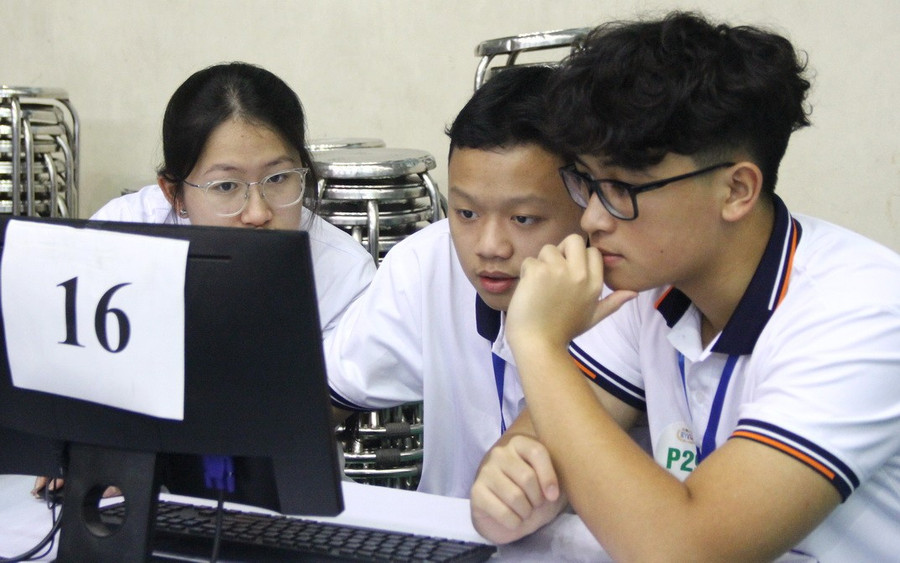 Các thí sinh phát huy tinh thần làm việc nhóm để giải quyết yêu cầu của Ban tổ chức. hnue-2.jpg