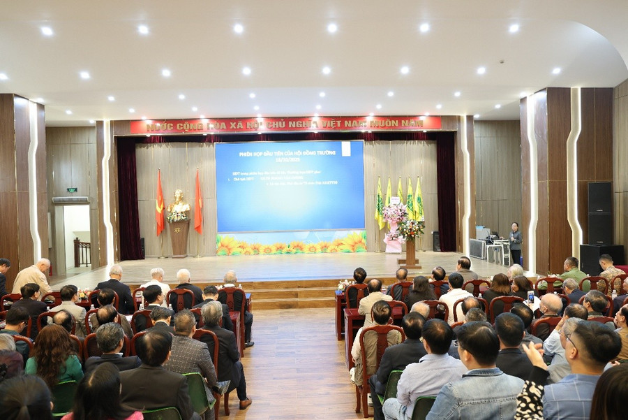 O Conselho Universitário e o Conselho de Administração da Universidade de Negócios e Tecnologia de Hanói anunciam os resultados da Conferência de Investidores para eleger os membros e o Presidente do Conselho Universitário para o mandato de 2025-2030. hubt-1.jpg