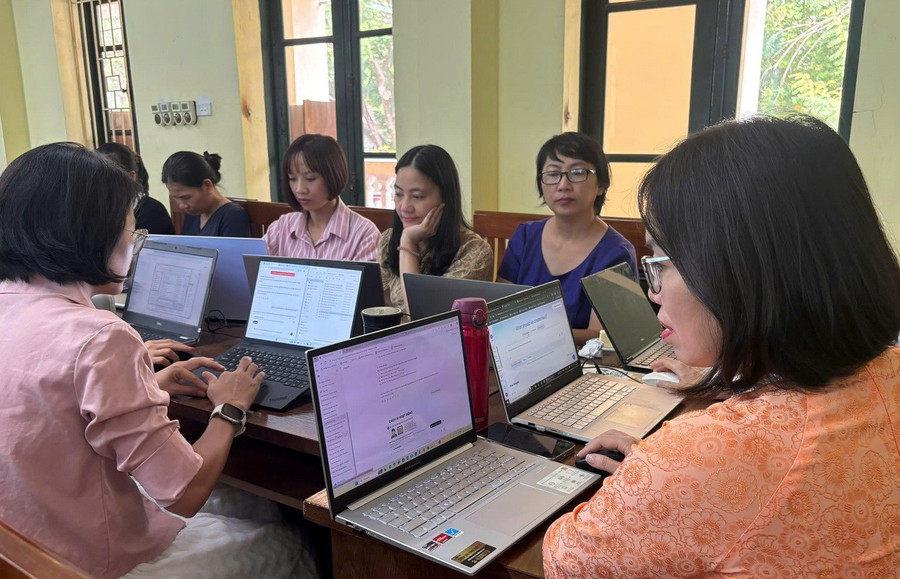 Giáo viên Trường THPT Quang Trung – Đống Đa (Hà Nội) tập huấn Ứng dụng AI và thiết bị công nghệ để thực hiện chương trình giáo dục phổ thông 2018.