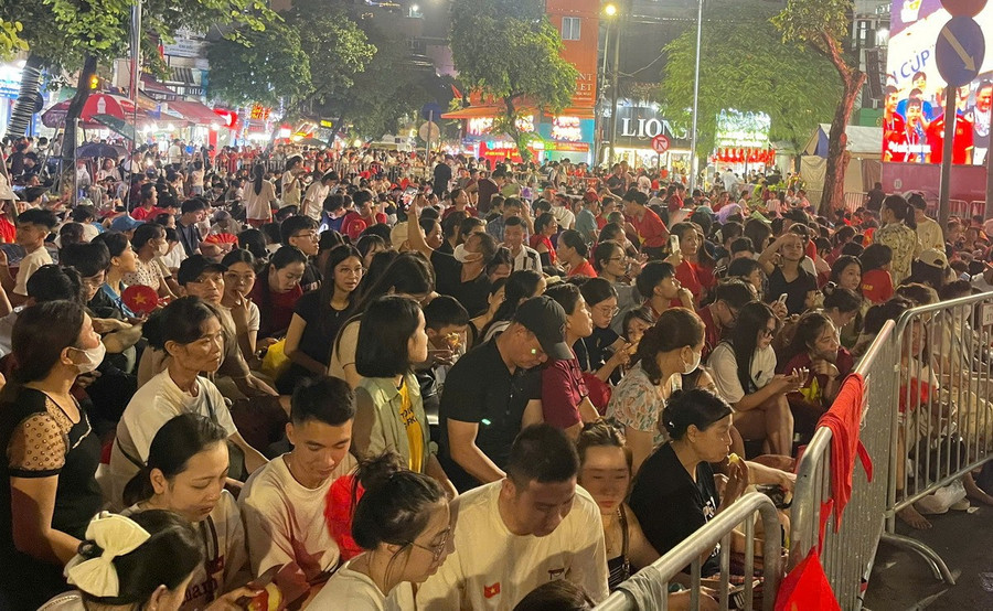 Người đã xếp hàng kín các vỉa hè - nơi có đoàn diễu binh, diễu hành đi qua. Ảnh: Lưu Hiệp. a80.jpg