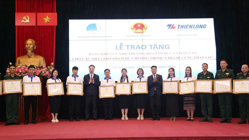 Anh Cự Bá Pó (ngoài cùng bên phải) cùng nhiều thầy giáo quân hàm xanh được nhận Bằng khen của Bộ trưởng Bộ GD&ĐT trong Chương trình Chia sẻ cùng thầy, cô năm 2025 dịp 20/11.