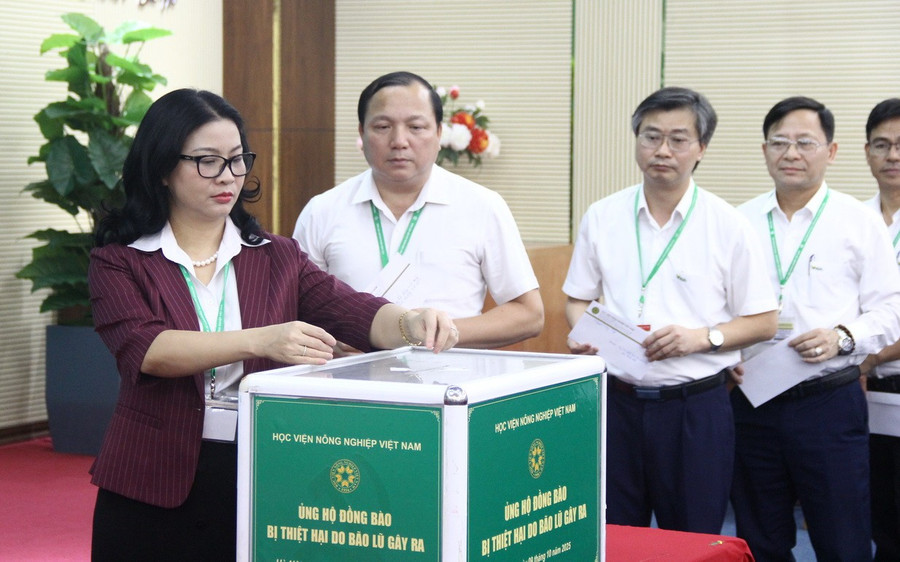 GS.TS Nguyễn Thị Lan - Giám đốc Học viện Nông nghiệp Việt Nam và lãnh đạo Học viện tham gia ủng hộ đồng bào bị thiệt hại do bão lũ. img-4063.jpg