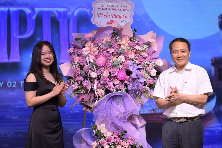 Đại diện sinh viên năm cuối tặng hoa tri ân PGS.TS Lê Trung Thành - Hiệu trưởng Nhà trường.