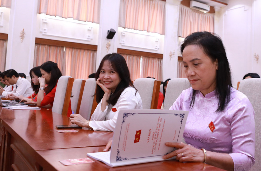 Đảng viên nghiên cứu tài liệu. 4h4a6834.jpg
