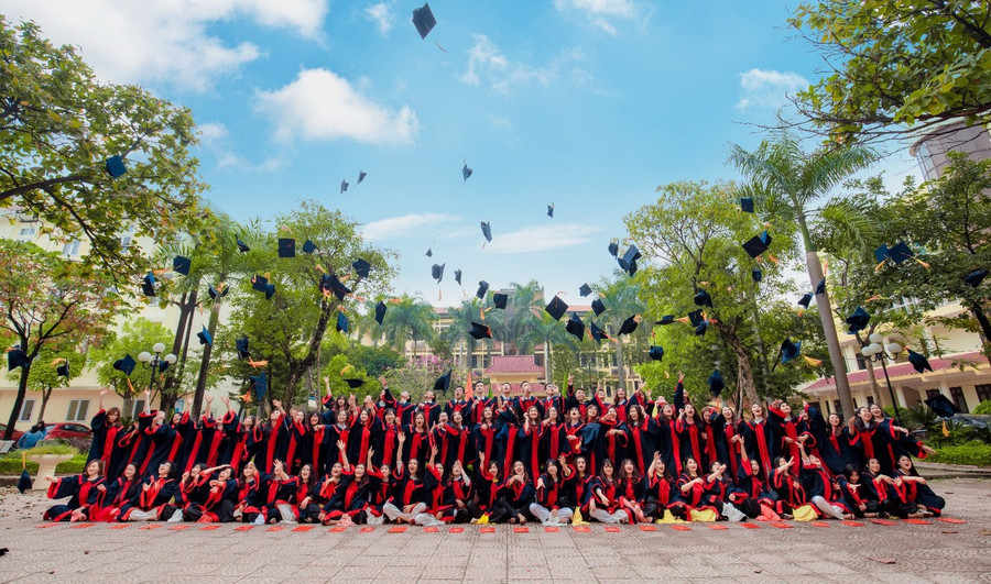 Sinh viên Học viện Quản lý giáo dục trong ngày tốt nghiệp.