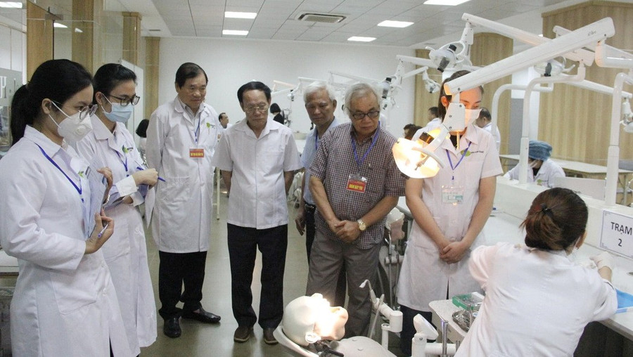 Lãnh đạo Trường Đại học Kinh doanh và Công nghệ Hà Nội thăm và kiểm tra giờ thực hành của sinh viên ngành Răng hàm mặt.