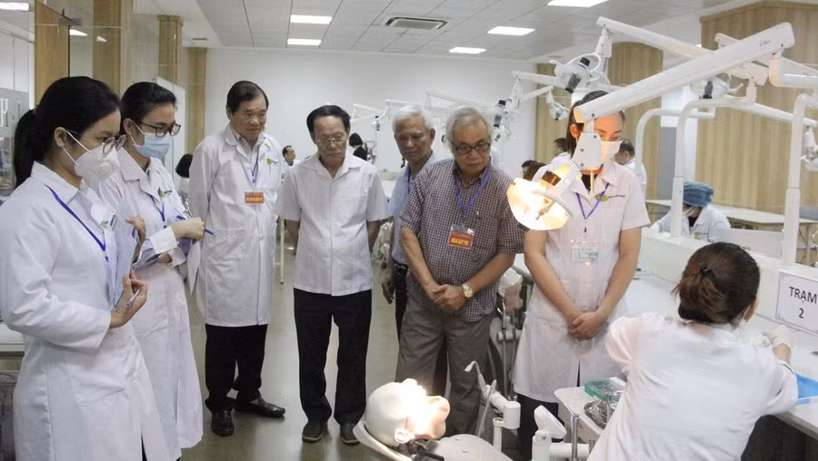 Lãnh đạo Trường Đại học Kinh doanh và Công nghệ Hà Nội thăm và kiểm tra giờ thực hành của sinh viên ngành Răng hàm mặt.