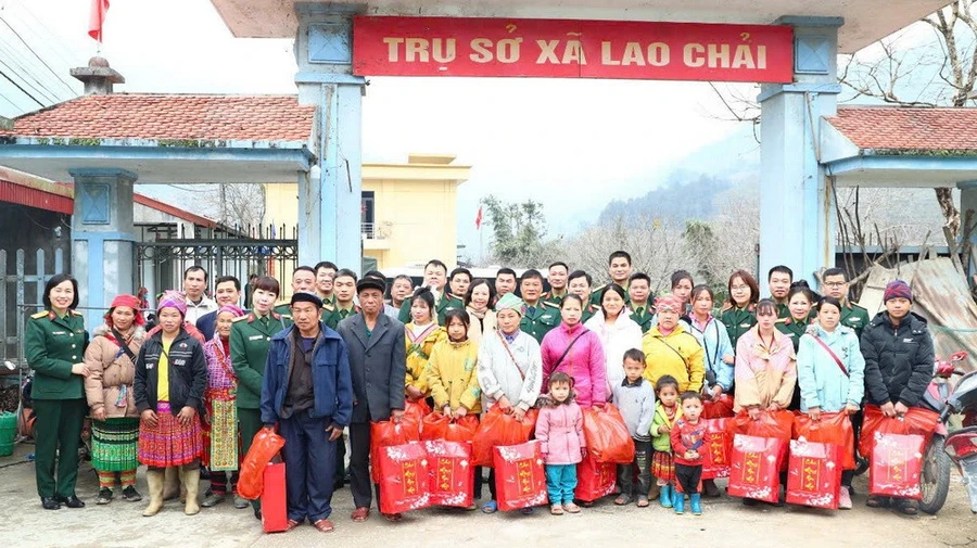 Học viện Kỹ thuật quân sự tặng quà Tết cho học sinh và người dân huyện Vị Xuyên, Hà Giang.