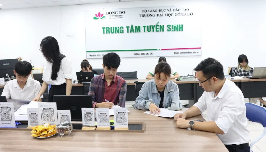 Sinh viên đến làm thủ tục nhập học vào Trường ĐH Đông Đô. Hàng năm, trường có chính sách miễn giảm học phí, trao học bổng cho sinh viên.