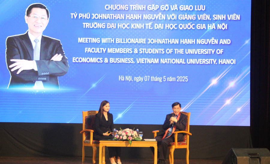 Tỷ phú Johnathan Hạnh Nguyễn giao lưu, chia sẻ với sinh viên Trường ĐH Kinh tế (ĐH Quốc gia Hà Nội).