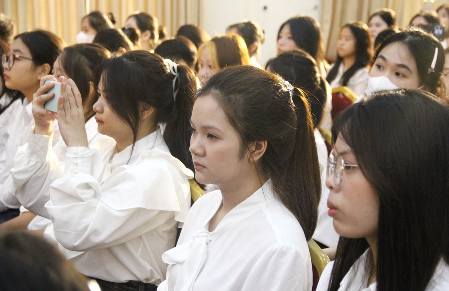 Tân sinh viên Học viện Phụ nữ Việt Nam. img-3300.jpg
