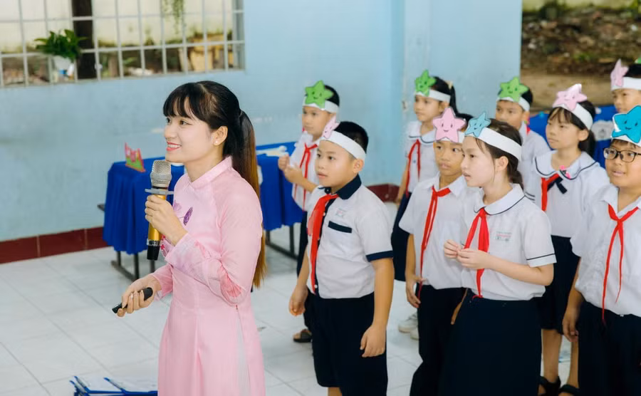 Cô - trò Trường tiểu học Trần Quang Cơ (Quận 12, TP Hồ Chí Minh).