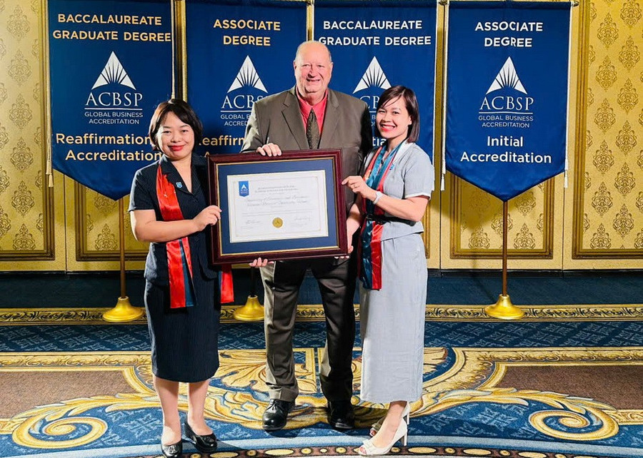 Dr. Steve Parscale - Chief Accreditation Officer trao chứng nhận Kiểm định ACBSP cho đại diện của Trường ĐH Kinh tế (ĐH Quốc gia Hà Nội). kiemdinh-2.jpg