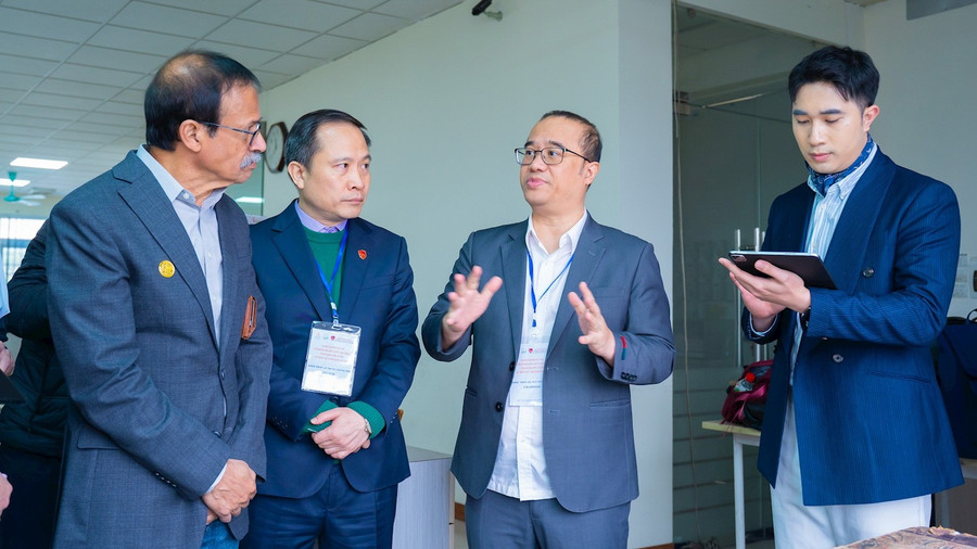 PGS.TS Nguyễn Trúc Lê - Bí thư Đảng ủy, Chủ tịch Hội đồng Trường ĐH Kinh tế (ĐH Quốc gia Hà Nội) và PGS.TS Lê Trung Thành - Hiệu trưởng Nhà trường chia sẻ với đại diện Đoàn kiểm định. kiemdinh-7.jpg