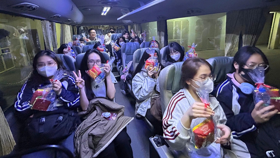 Sinh viên Trường ĐH Khoa học Xã hội và Nhân văn (ĐH Quốc gia Hà Nội) trên chuyến xe 0 đồng về quê ăn Tết.