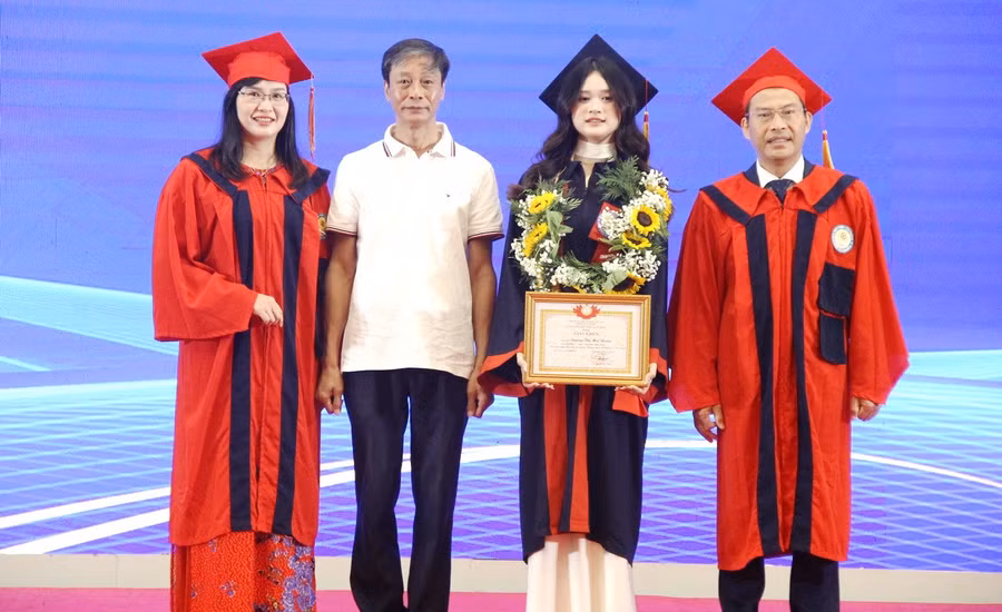 Dương Thị Mai Dung cùng bố và thầy, cô sau khi được vinh danh, khen thưởng.