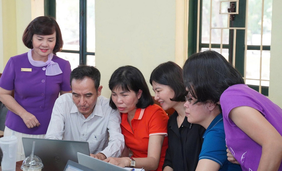 Bà Lưu Thị Lập - Hiệu trưởng Trường THPT Quang Trung - Đống Đa (Hà Nội) và các giáo viên trong buổi tập huấn "Ứng dụng trí tuệ nhân tạo và thiết bị công nghệ để thực hiện chương trình giáo dục phổ thông 2018".