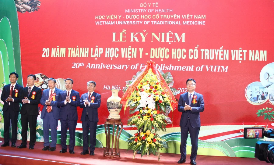 Phó Thủ tướng Lê Thành Long (ngoài cùng bên phải) chúc mừng và biểu dương những thành tích xuất sắc mà các thế hệ thầy và trò của Học viện Y-Dược học cổ truyền Việt Nam đã đạt được.
