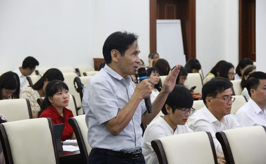 Đại biểu thảo luận trực tiếp tại hội thảo. img-1505.jpg