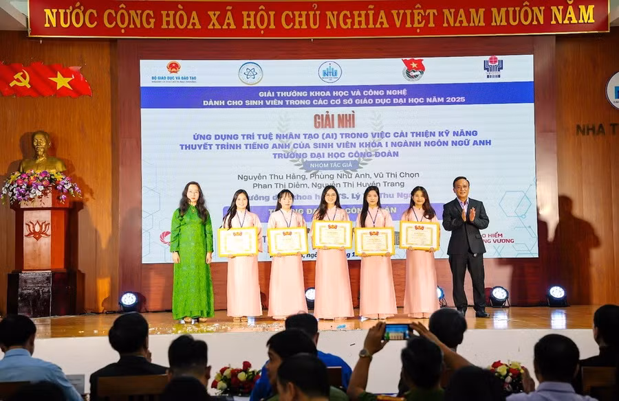 Nhóm sinh viên Khoa Ngoại ngữ của Trường ĐH Công đoàn nhận Giải Nhì tại Giải thưởng Khoa học và Công nghệ dành cho sinh viên trong các cơ sở giáo dục đại học năm 2025.