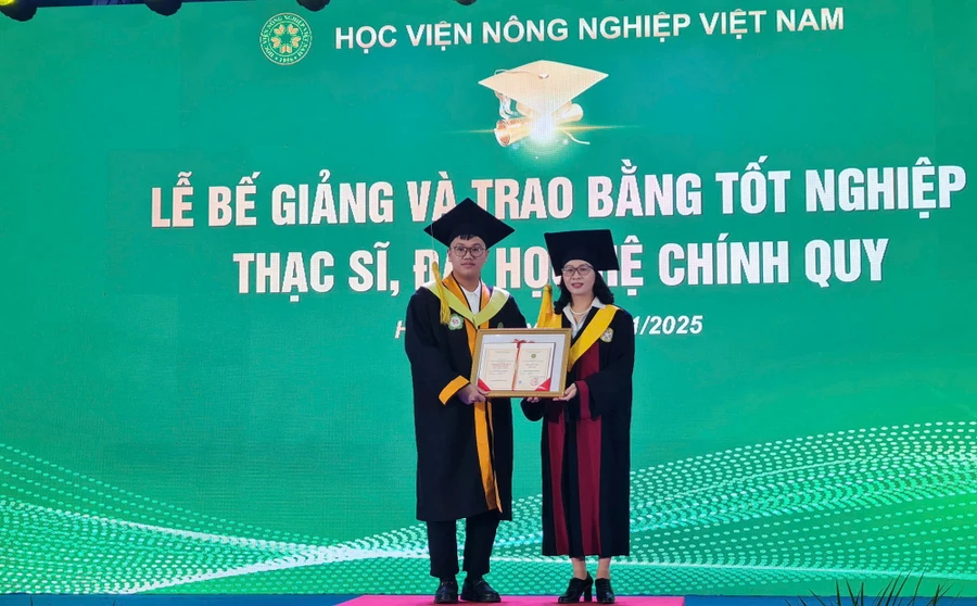 GS.TS Nguyễn Thị Lan - Giám đốc Học viện Nông nghiệp Việt Nam trao bằng tốt nghiệp cho tân thạc sĩ, cử nhân, kỹ sư, bác sĩ thú y.