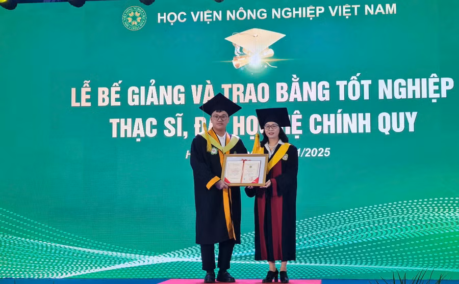 GS.TS Nguyễn Thị Lan - Giám đốc Học viện Nông nghiệp Việt Nam trao bằng tốt nghiệp cho tân thạc sĩ, cử nhân, kỹ sư, bác sĩ thú y.
