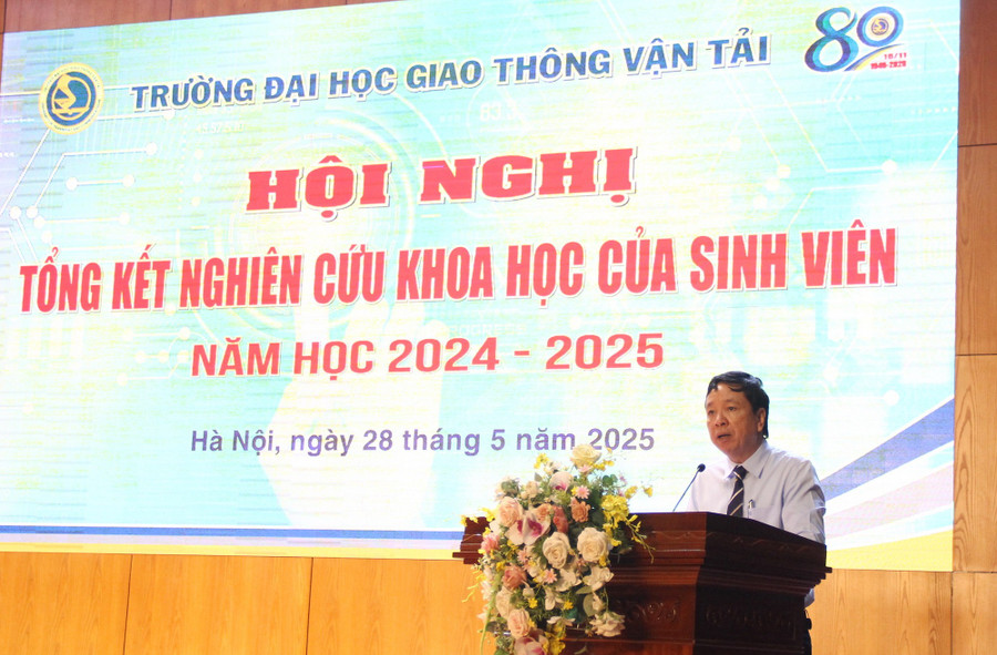 PGS.TS Nguyễn Văn Hùng phát biểu tại hội nghị. img-0211.jpg