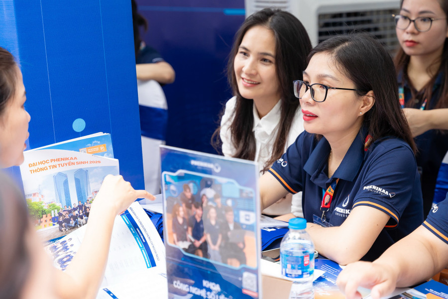 Cán bộ, giảng viên ĐH Phenikaa tư vấn cho thí sinh và phụ huynh về ngành, chương trình đào tạo. ant08682.jpg