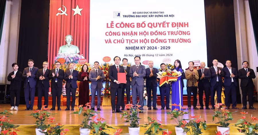 Thứ trưởng Bộ GD&ĐT Hoàng Minh Sơn trao quyết định công nhận PGS.TS Phạm Xuân Anh trở thành Chủ tịch Hội đồng Trường ĐH Xây dựng Hà Nội nhiệm kỳ 2024-2029. Ảnh: HUCE.