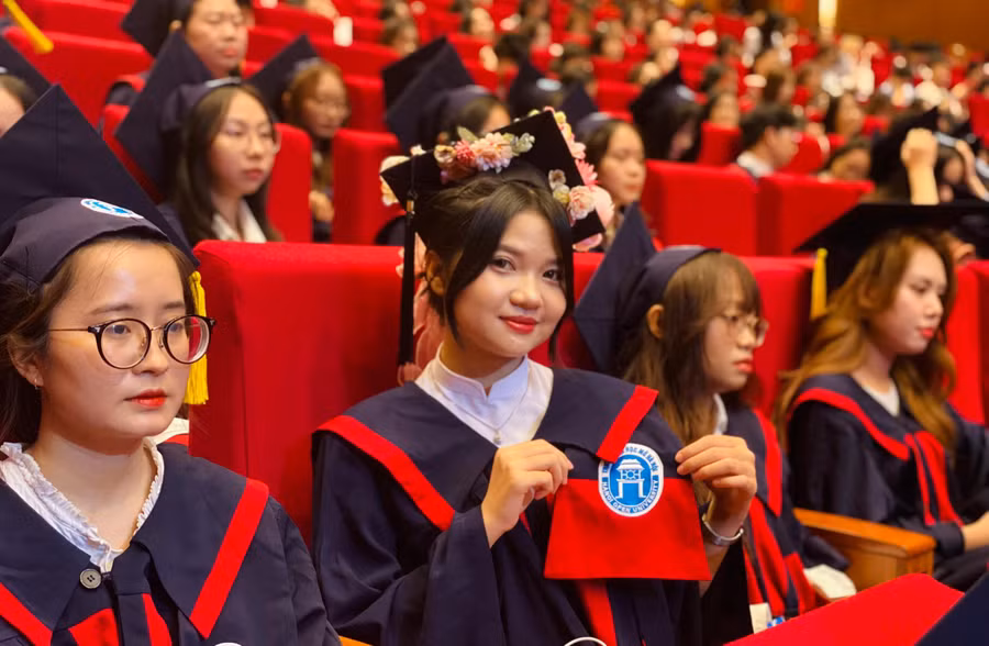 Tân cử nhân Trường ĐH Mở Hà Nội.