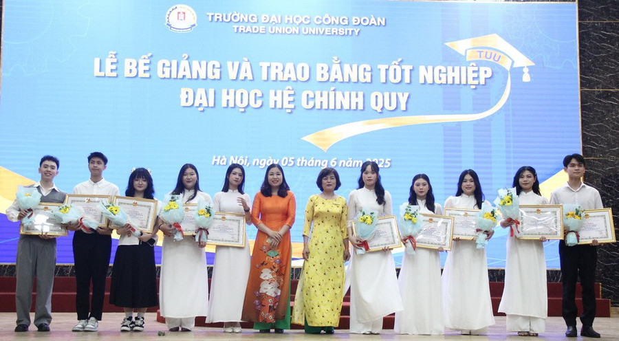 Vinh danh những sinh viên có thành tích cao trong nghiên cứu khoa học. img-0624.jpg