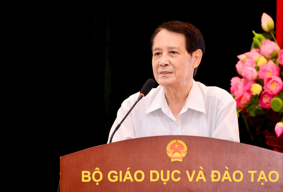 TS Khoa học Phạm Đỗ Nhật Tiến tham luận tại hội thảo. dsc-0357.jpg