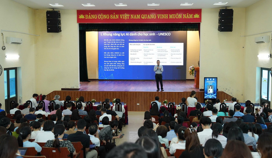 Chuyên gia chia sẻ tham luận tại hội thảo.