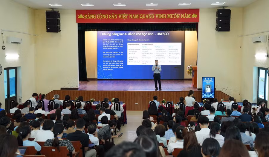 Chuyên gia chia sẻ tham luận tại hội thảo.