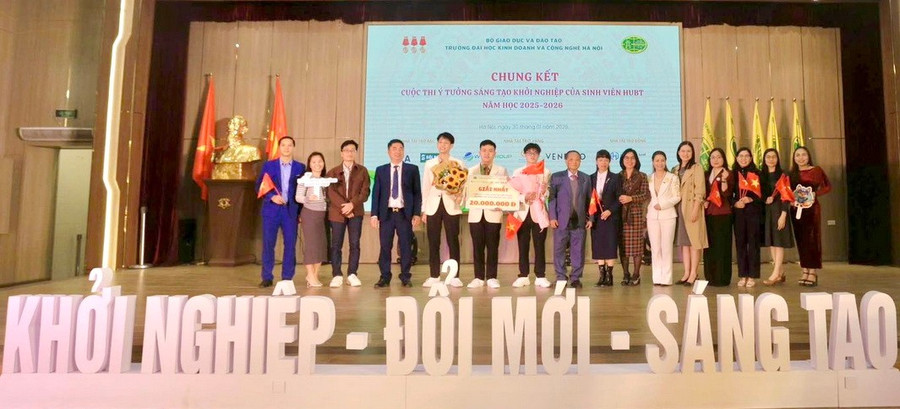 Ban tổ chức trao giải Nhất cho đội thi đến từ Khoa Công nghệ thông tin với ý tưởng “Ứng dụng công nghệ số trong trải nghiệm lịch sử”.