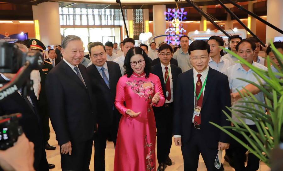 Tổng Bí thư Tô Lâm và lãnh đạo Đảng, Nhà nước tham quan các sản phẩm trưng bày của Học viện Nông nghiệp Việt Nam tại Triển lãm.