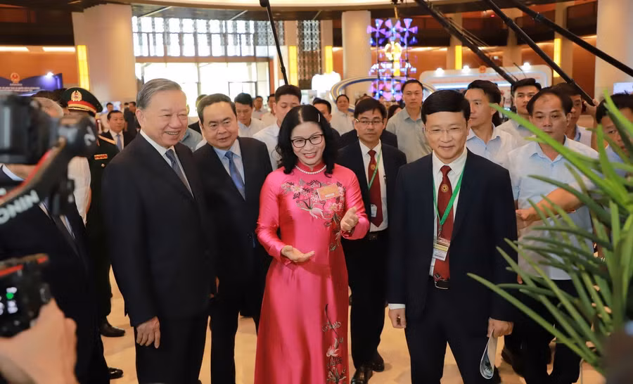 Tổng Bí thư Tô Lâm và lãnh đạo Đảng, Nhà nước tham quan các sản phẩm trưng bày của Học viện Nông nghiệp Việt Nam tại Triển lãm.