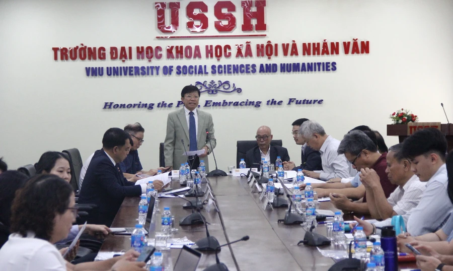 GS.TS Hoàng Anh Tuấn - Hiệu trưởng Trường Đại học Khoa học Xã hội và Nhân văn phát biểu khai mạc. 